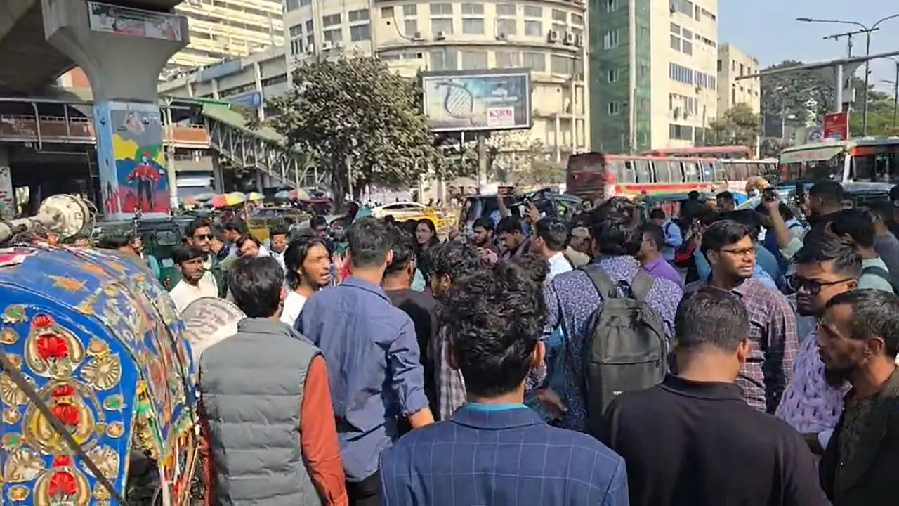 স্বরাষ্ট্র উপদেষ্টার পদত্যাগ দাবিতে শাহবাগ ব্লকেড